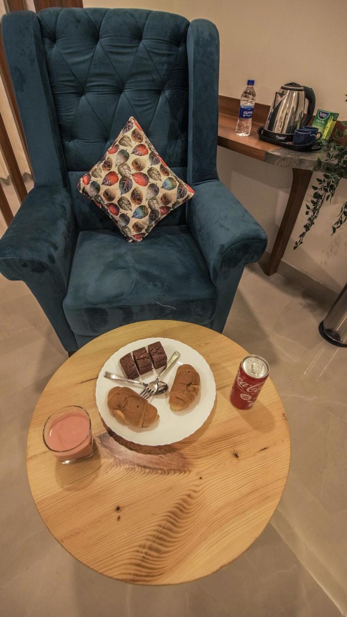 Radhe Suites Hyderabad Eksteriør billede