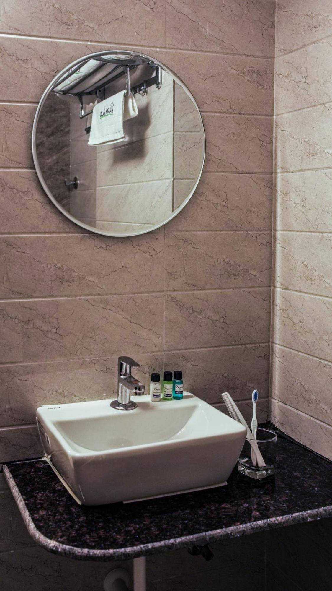 Radhe Suites Hyderabad Eksteriør billede